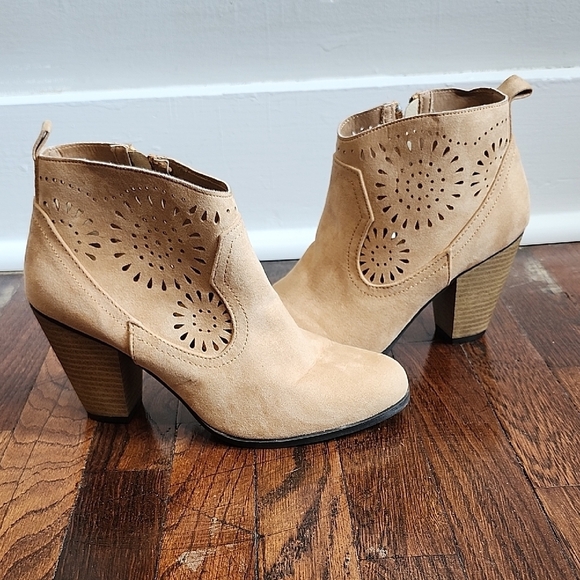 EUC Qupid Side Zip Tan Ankle Booties with Suede Cutout Design - Picture 3 of 6